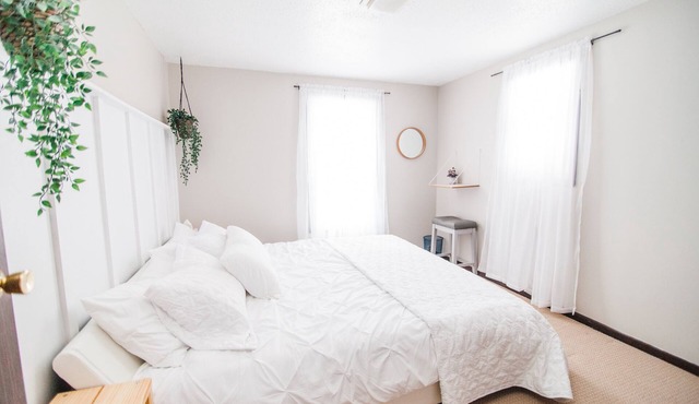 Cozy Cottage In The Pines | King Bed | 3 min to downtown Frankfort LAKE MICHIGAN