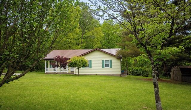 Cozy Cottage near trails & lake!