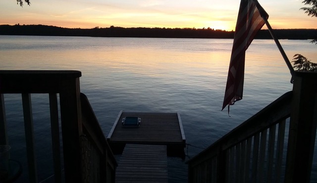 Cozy Cottage on water's edge of Lake Cobbosseecontee