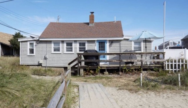 Cozy cottage on White Horse Beach. Steps from the ocean!