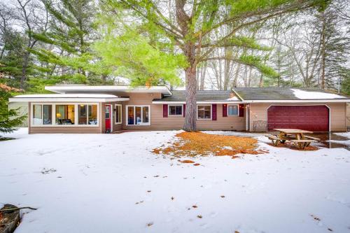 Cozy Cottage w/Sunroom - Walk to Higgins Lake!