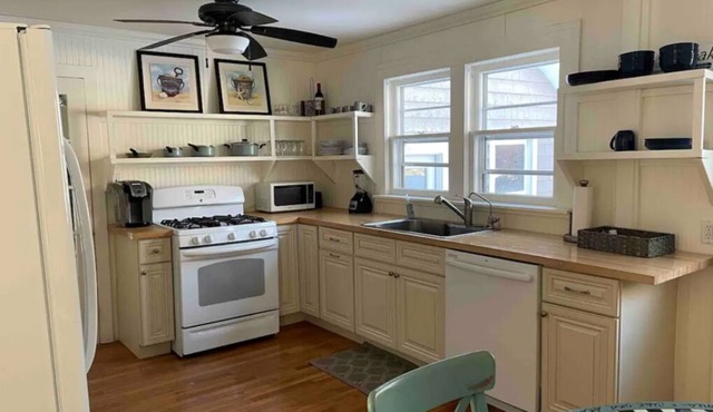 Cozy cottage with Higgins Lake peek-a-boo views