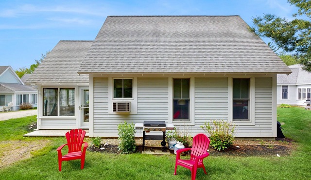 Cozy Cottage with Pools, Pickleball, Game Room, and Trolley to Nearby Beaches