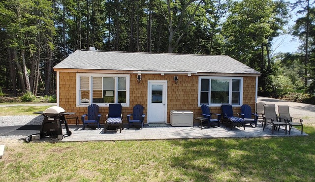 Cozy Cottage with stunning views of Stover's Cove.