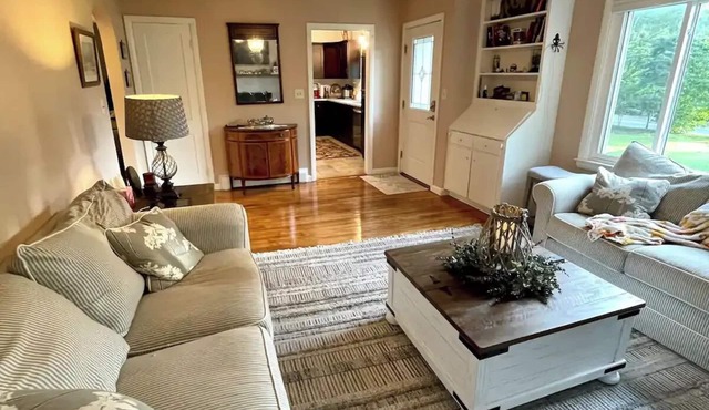 Cozy cottage with walking trails, close to beaches and local history!