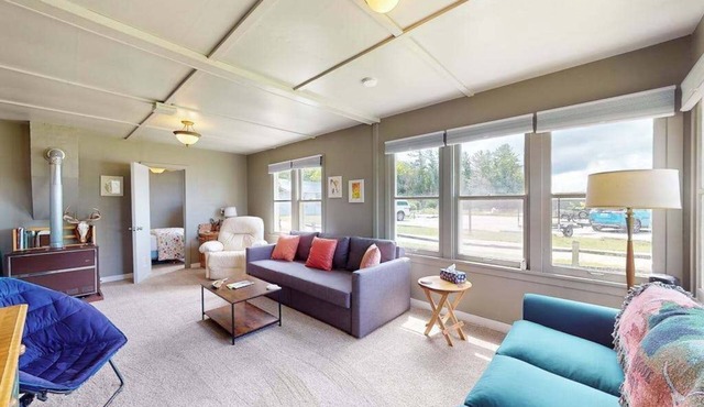 Cozy cottage with water views, spacious lawn, patio, & WiFi