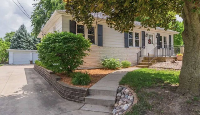 Cozy Cottage - Within minutes to Rivian, ISU, IWU