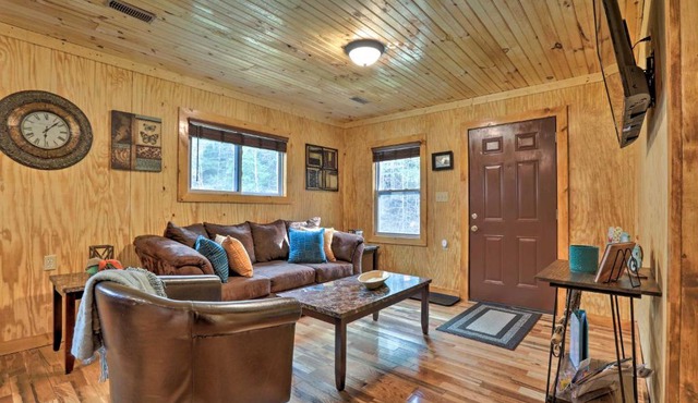 Cozy Creekside Cabin ~ 24 Mi to Red River!