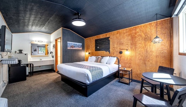 Cozy Dog-Friendly Cabin with Private Bench and Modern Amenities Near Wall Drug – Wall, South Dakota
