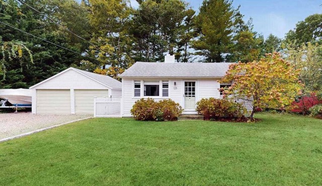 Cozy dog friendly cottage: close to beaches & large fenced yard