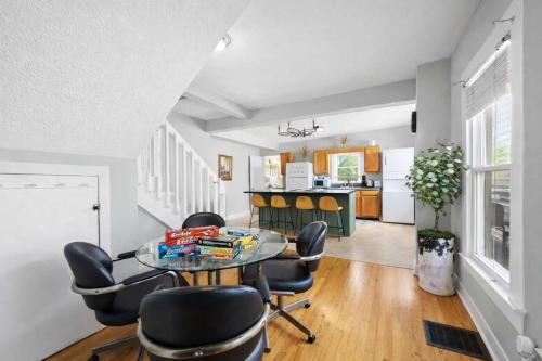 Cozy Downtown Stay w Private Backyard & Parking