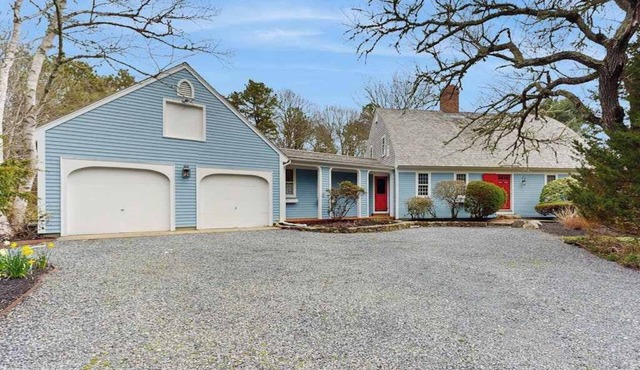 Cozy family retreat with kayaks, board games, AC, and beach access