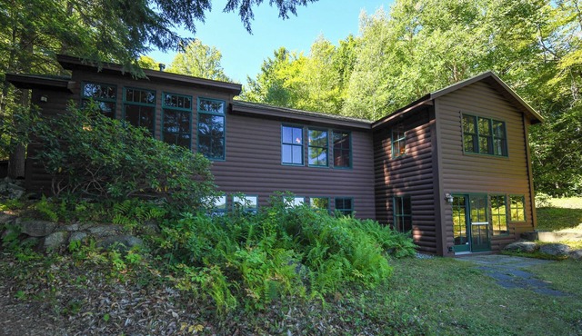Cozy Hidden Retreat on Thompson Lake with Beautiful Clear Shoreline