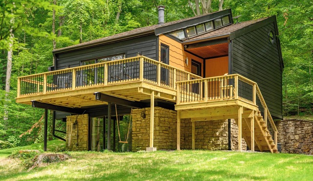 Cozy Hollow Cabin - Pond, Hot Tub & Warm-Weather Game Garage Near Nashville