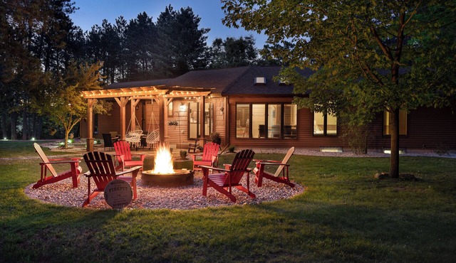 Cozy Home Away From Home In Dells with Hot Tub and Firepit