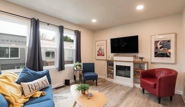 COZY Home/Great location/fireplace/COMFY KING bed