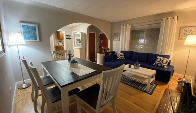 Cozy Home in Harper Woods 15’from Downtown Detroit