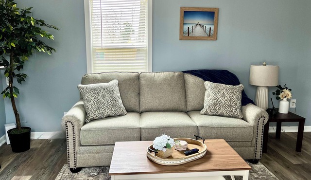 Cozy Home in Oakland Beach Nearby Airport