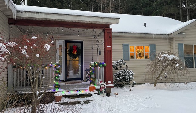 Cozy home in the pines & minutes from Ludington’s pristine Lake Michigan beaches