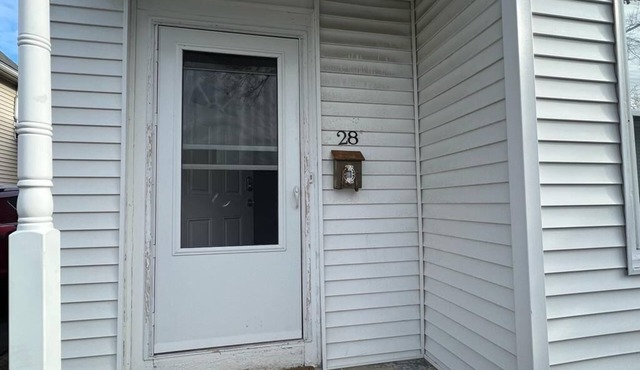 Cozy house close to Lowell General Hospital and UMass.
