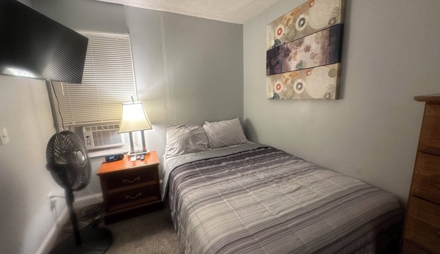 Cozy house in welcoming Cleveland with AC, WiFi