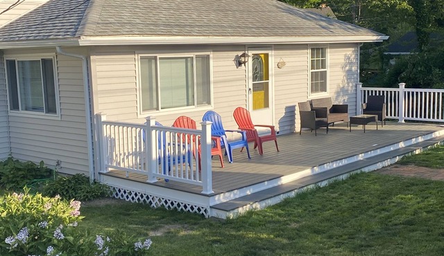 Cozy house, newly renovated, 90 Yards from Private Manomet Beach!