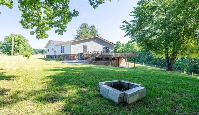 Cozy Kentucky Retreat w/Fire Pit & Spacious Deck