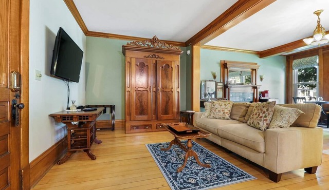 Cozy king Suite, two person jet tub, Downtown!