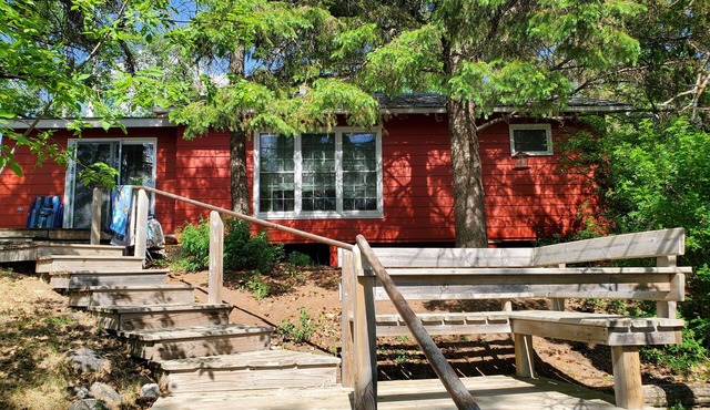 Cozy Lakefront Cabin
