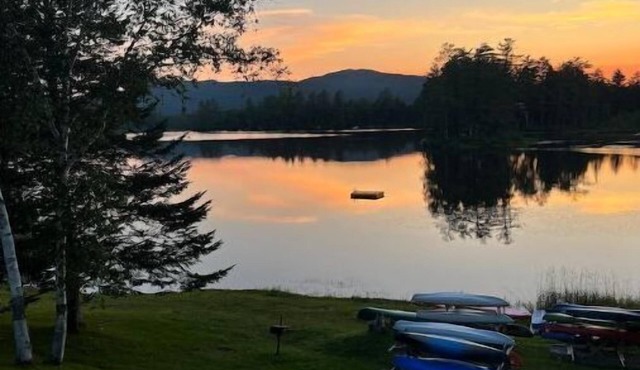 Cozy Lake Cabin Kayak White Mountains Firepit bbq Fish Ski Santas Village Hike