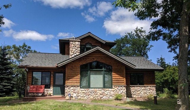 Cozy lake cabin with beautiful views & barrel sauna