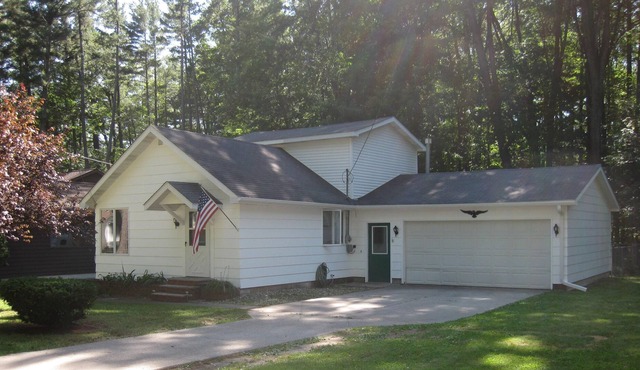 Cozy Lake Cadillac Cottage- Boat Dock And Sandy Beach-With Cold Air Conditioning