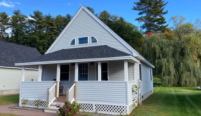 Cozy Lake Cottage on Woodbury Pond.