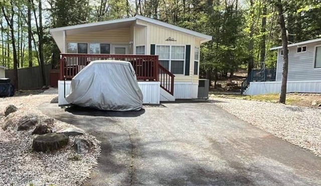 Cozy lake cottage with great deck, near all Point Sebago resort activities!
