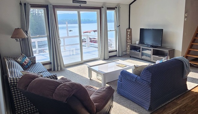 Cozy Lake Front home for Boating, fishing, winter sports, and gorgeous views,