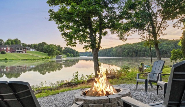 Cozy Lake House 2 Hot Tub, Game Room, Kayaks, and paddle boat!