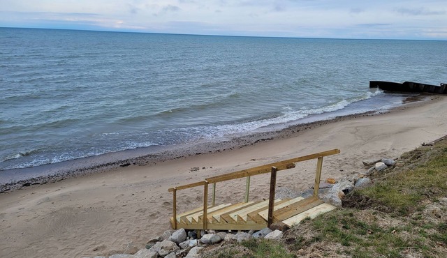 Cozy Lake Huron cottage, With internet, summer months beach access.