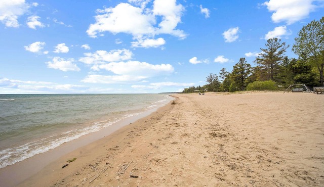 Cozy Lake Huron Cottage + Beach Access