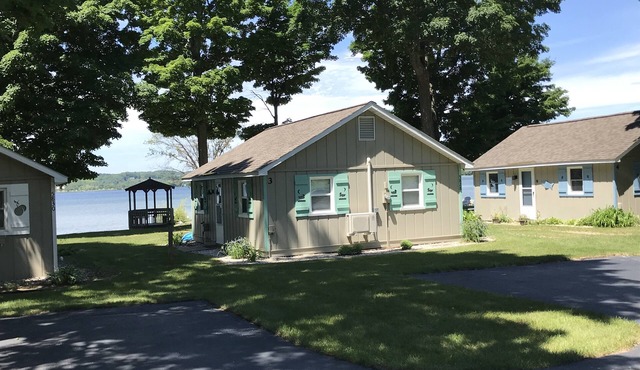 Cozy Lake Leelanau Cottage