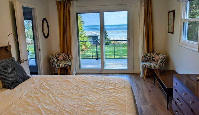Cozy Lake Michigan Beach Home for 6: Kayaks, Games, PS5, Fussball, Volleyball