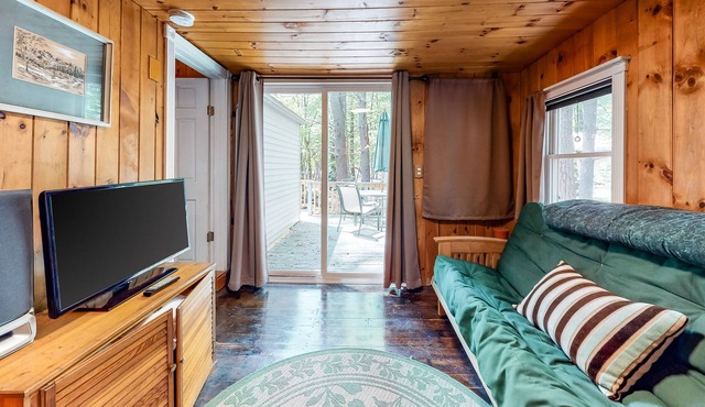 Cozy lakefront cottage in the trees with front porch & AC - walk the lake