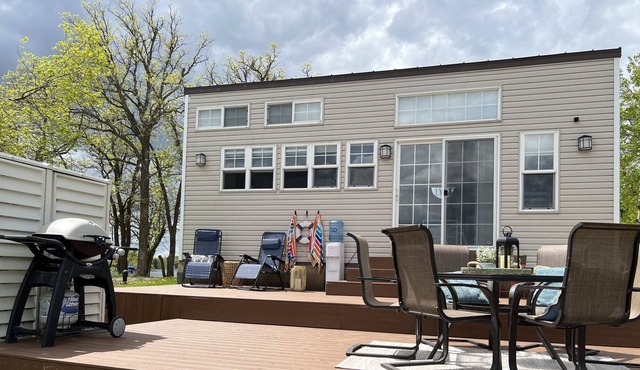 Cozy Lakefront Getaway on Lake Metigoshe