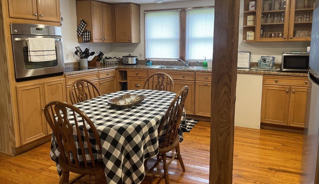 Cozy Lakeside Cottage - 20 min to PIB Ferries!