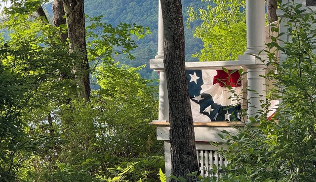 Cozy, lakeside cottage for your family vacation