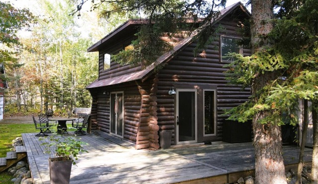 Cozy Lakeside Log Cabin Perfect for Any Season