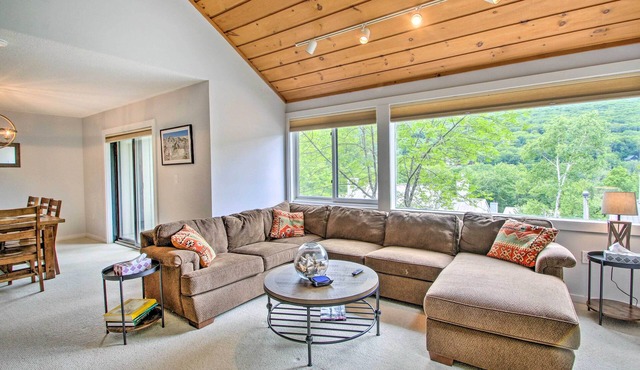 Cozy Lincoln Condo ~ 1 Mi to Loon Mountain!