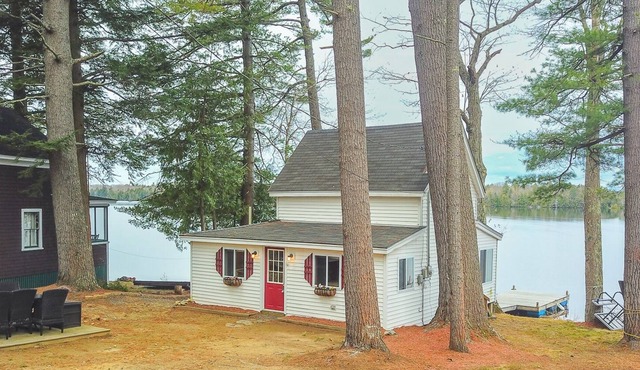 Cozy little cabin on the lake - seriously, on. the. lake.