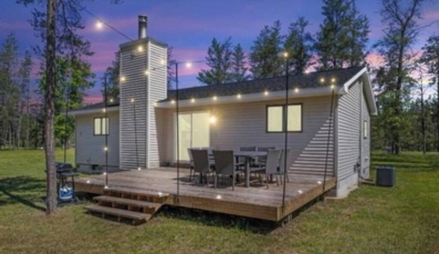 Cozy Lodge on 10 acres- Sleeps 9, Newly Renovated, Game Room, Lg Deck, Irons MI.