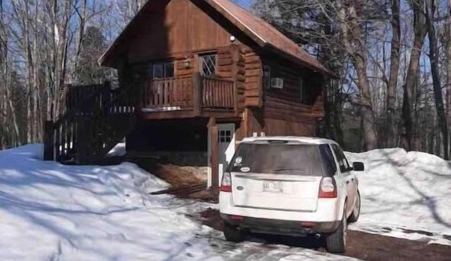 Cozy Log Cabin, Private but Close to Town