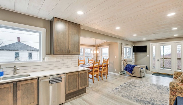 Cozy Maine Getaway: Covered Deck, Walk to Beach!